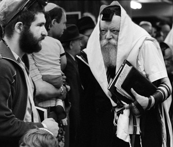 Yehuda Vilensky with The Lubavitcher Rebbe, 1989